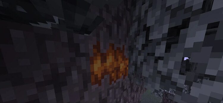 کریکینگ هارت (The Creaking Heart) یکی از آیتم‌های بسیار از بازی است که در بایوم پیل گاردن ماینکرافت یافت می‌شود.